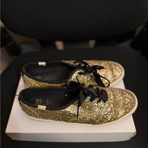 Kate Spade Keds Size 8
Gold Glitter Sneakers with Black Laces
